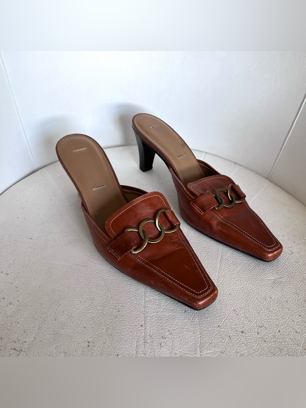 (╭ರರರ )

Vintage Reddish Brown Leather Mules